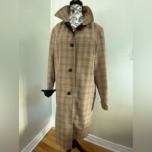 Fall / Spring Trench Coat with great attention to detail